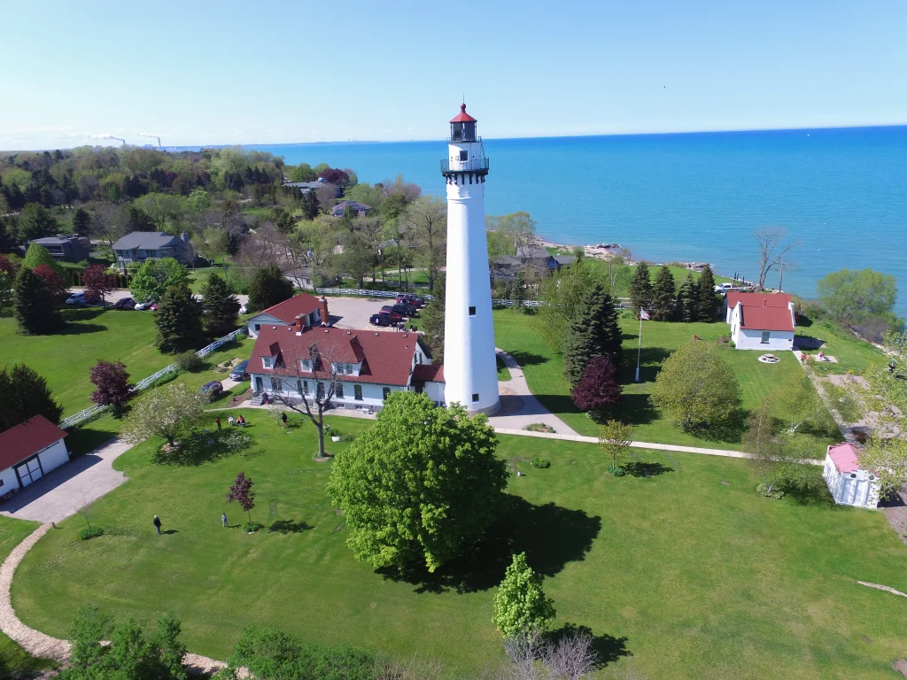 1880-wind-point-lighthouse-racine-orlando-poe-historic-site-fresnel-lens